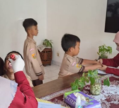 Pemeriksaan kesehatan gigi dan telinga siswa SDIT Bening
