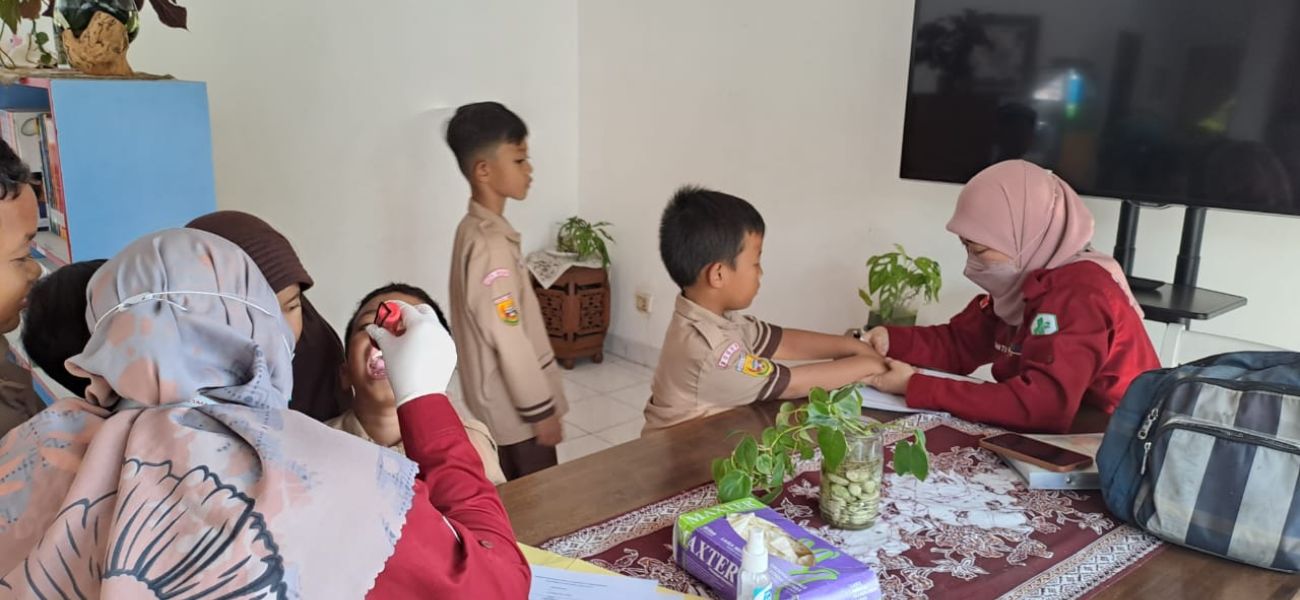 Pemeriksaan kesehatan gigi dan telinga siswa SDIT Bening