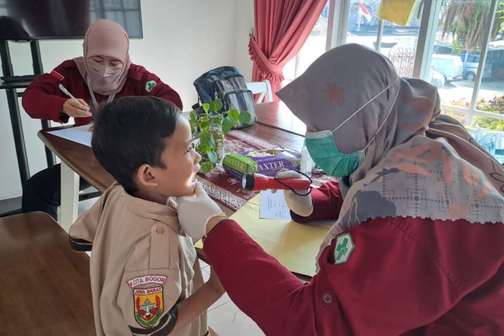 Pemeriksaan kesehatan gigi dan telinga siswa SDIT Bening