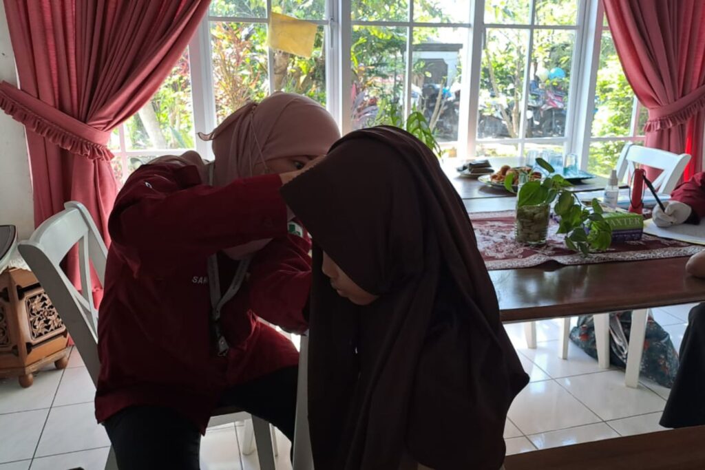 Pemeriksaan kesehatan gigi dan telinga siswa SDIT Bening