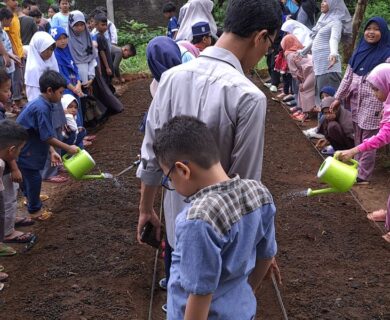 Januari SDIT Bening Menanam kangkung