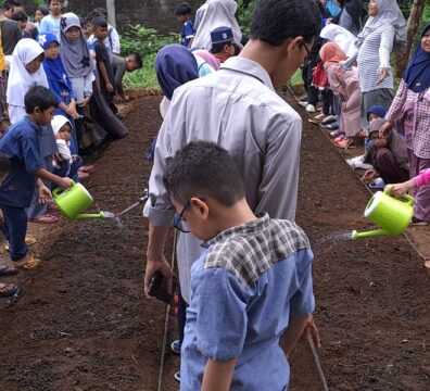 Januari SDIT Bening Menanam kangkung